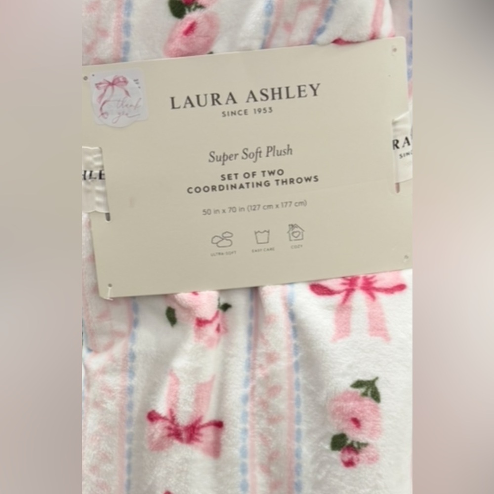 π πΈLaura Ashley Set of TWO Pink Plush Coordinating Throws NWT ~ π BOWS & πΈROSES - Picture 13 of 16
